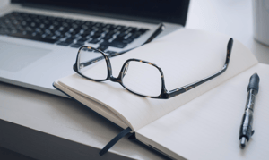 Lunettes posées sur un clavier, laptop